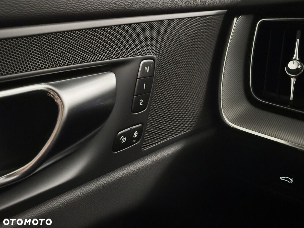 Volvo XC 60 B4 D AWD Plus Dark - 23