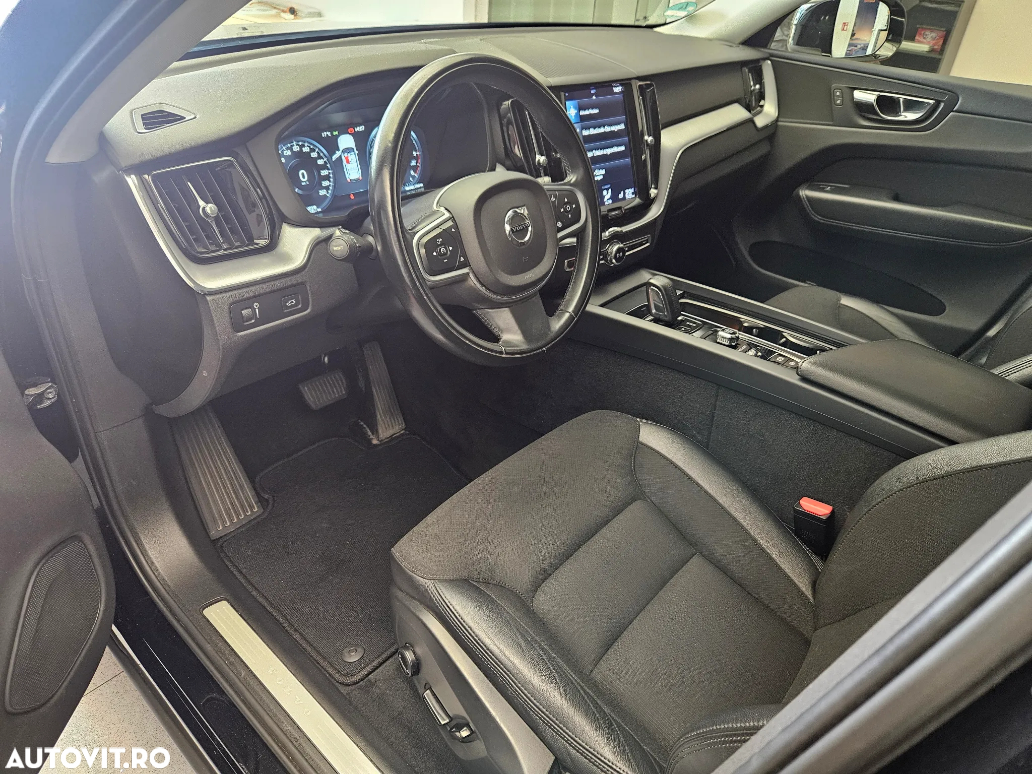 Volvo XC 60 B4 MHEV AT8 FWD Momentum Pro - 9