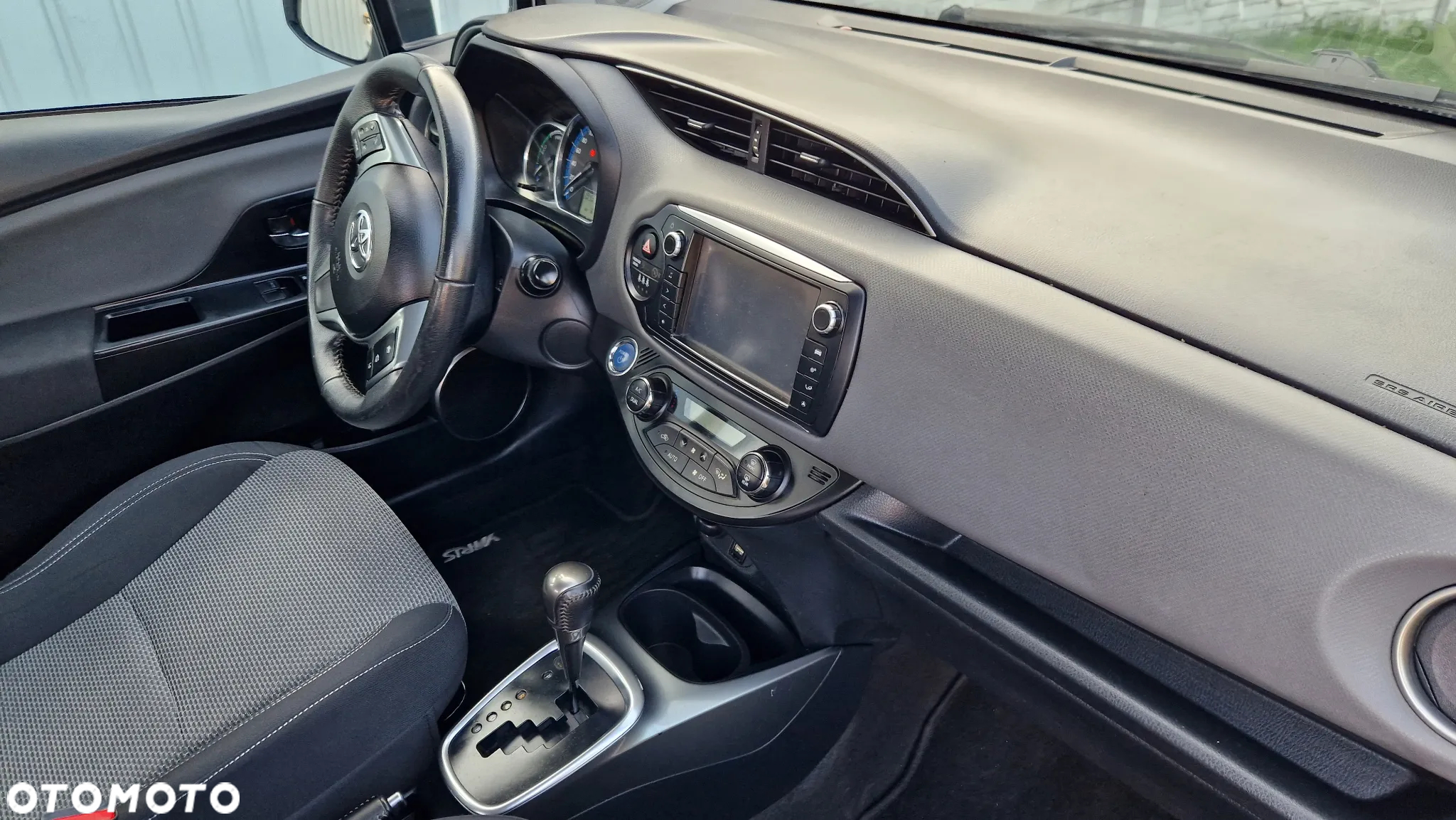 Toyota Yaris Hybrid 100 Business Edition - 23