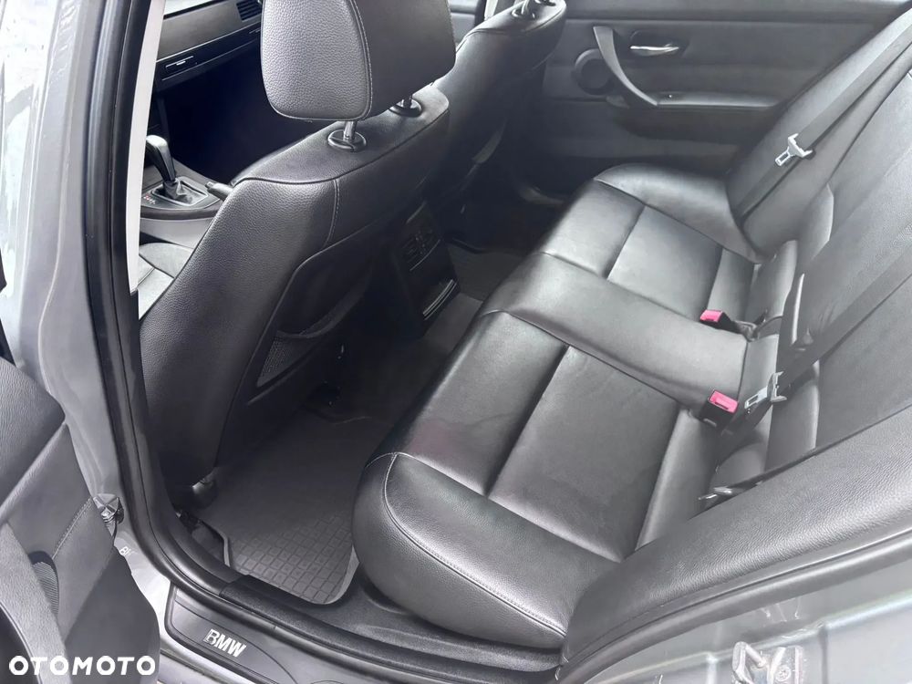 BMW Seria 3 318d DPF Touring - 26