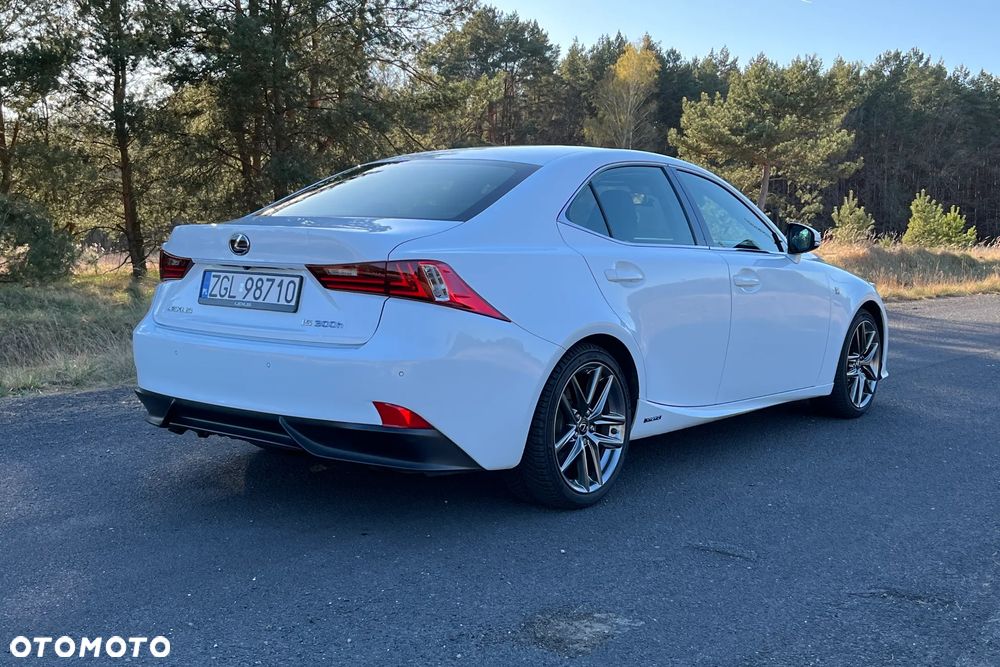 Lexus IS 300h F Sport - 35