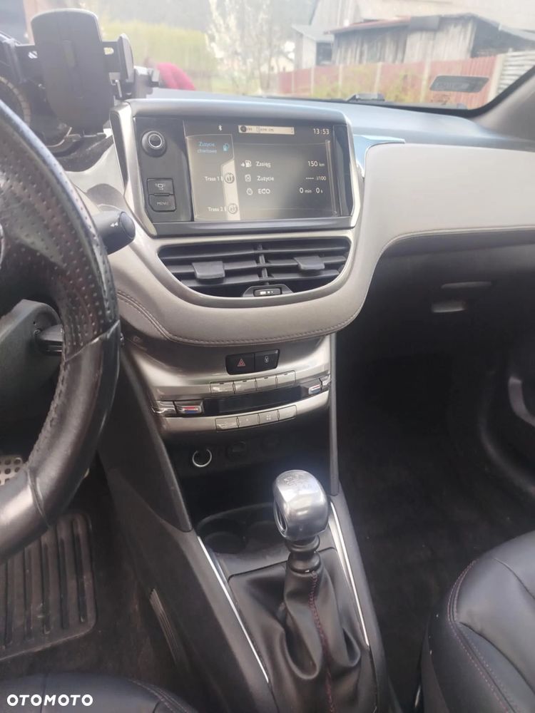 Peugeot 208 - 8