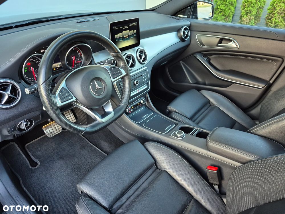 Mercedes-Benz CLA 250 4Matic 7G-DCT - 11