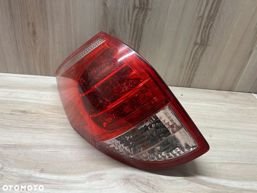 LAMPA TYLNA LEWA TOYOTA RAV4 III - 2