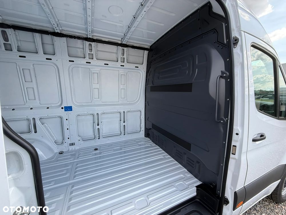 Mercedes-Benz Sprinter - 14