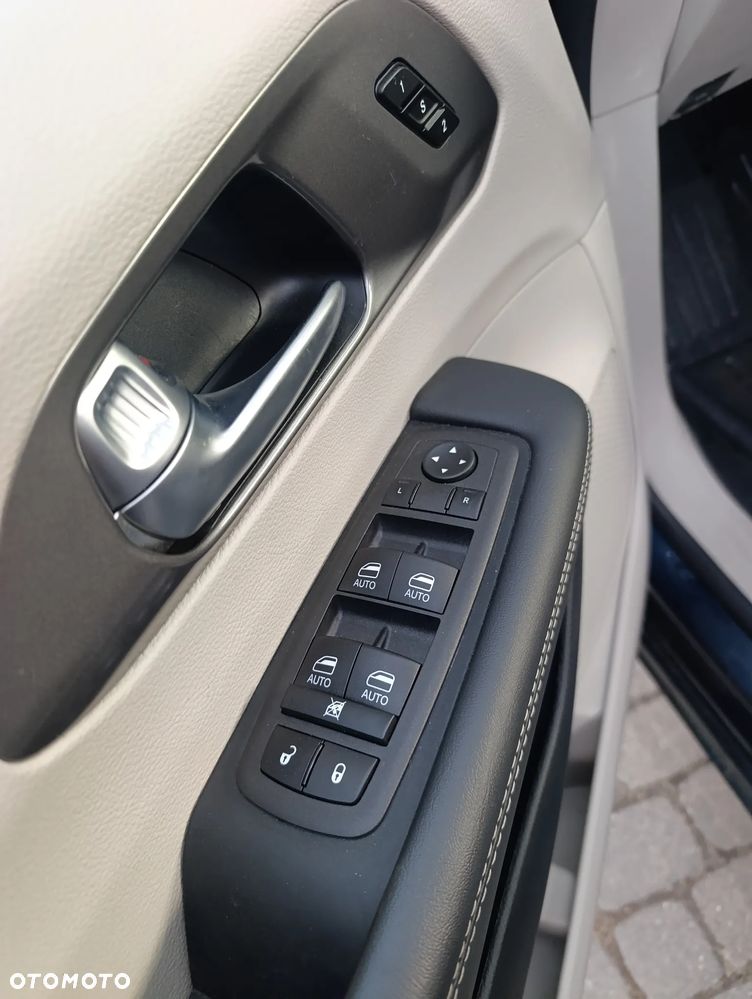 Chrysler Pacifica - 32