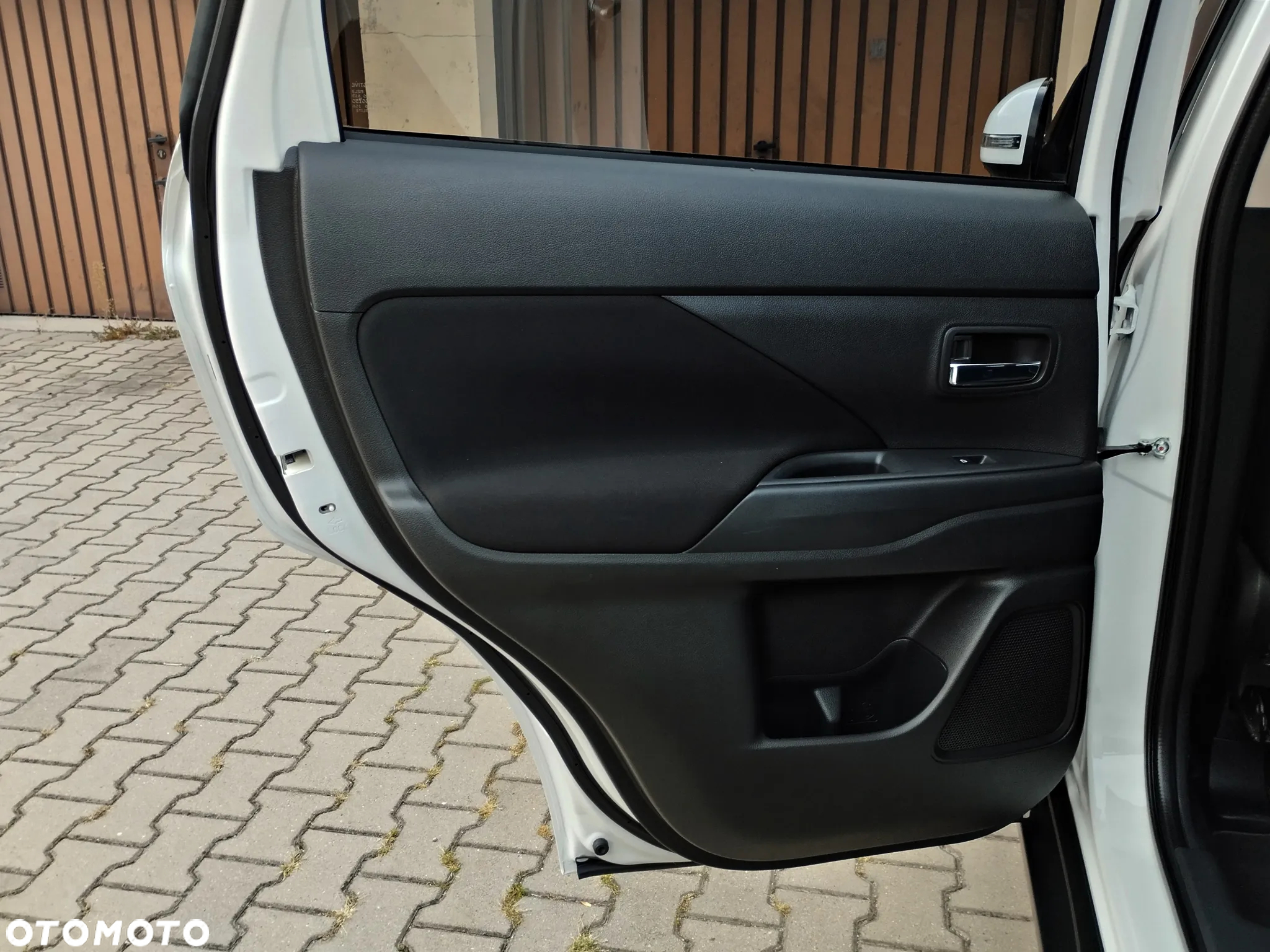 Mitsubishi Outlander 2.0 Intense + Navi 4WD CVT - 29