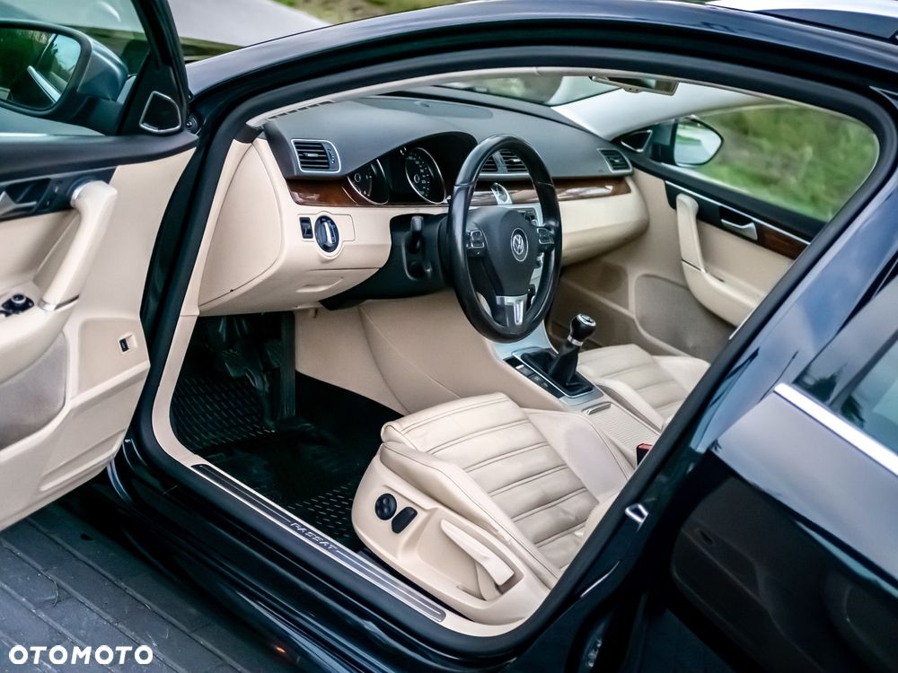 Volkswagen Passat 2.0 TDI DPF Highline - 22