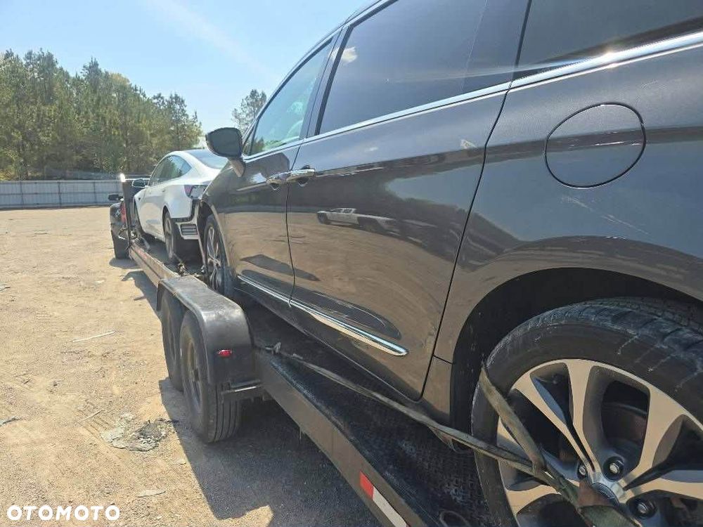 Chrysler Pacifica - 4