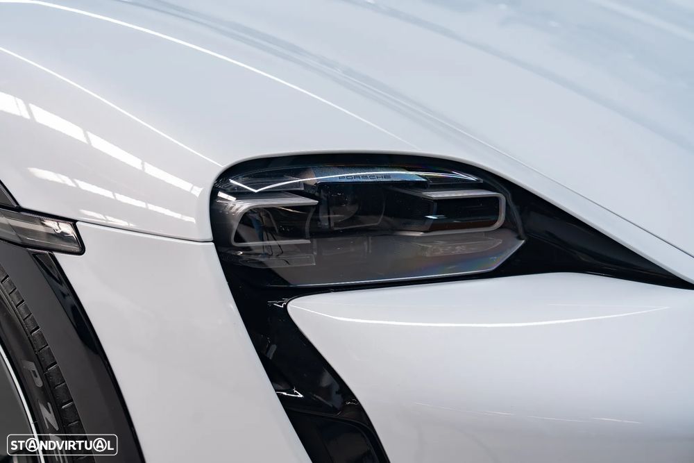 Porsche Taycan Cross Turismo 4 - 7