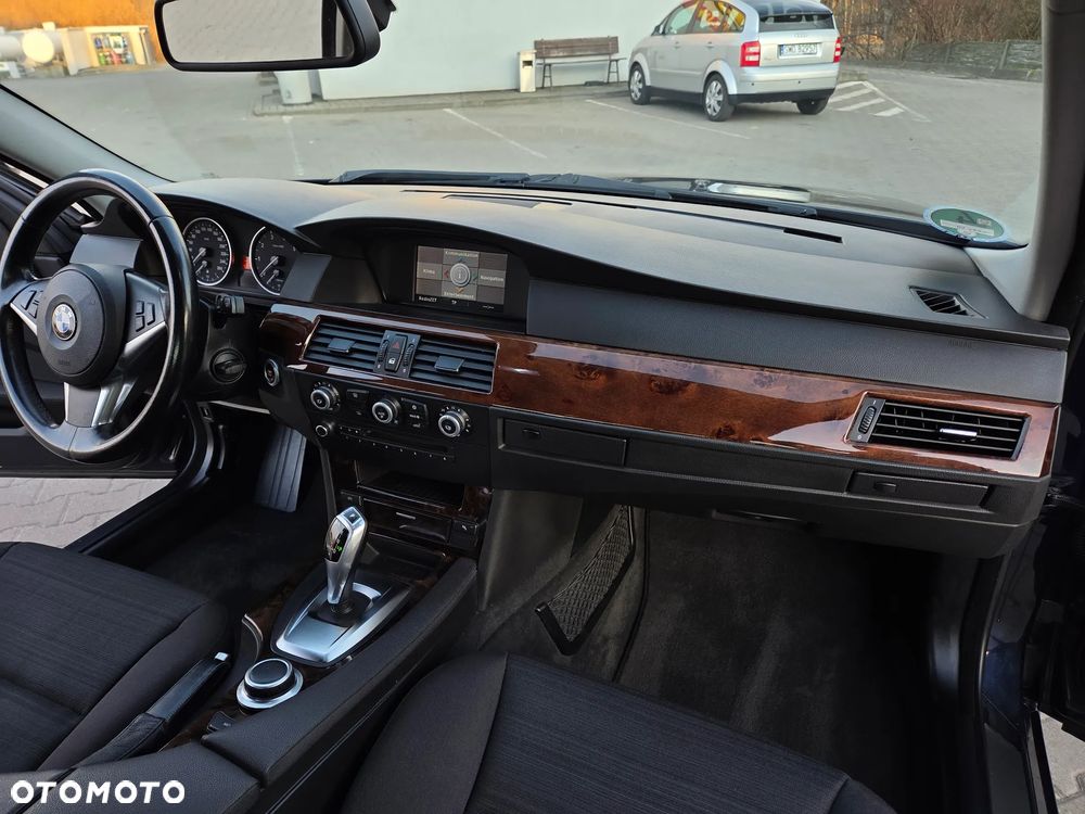 BMW Seria 5 523i - 23