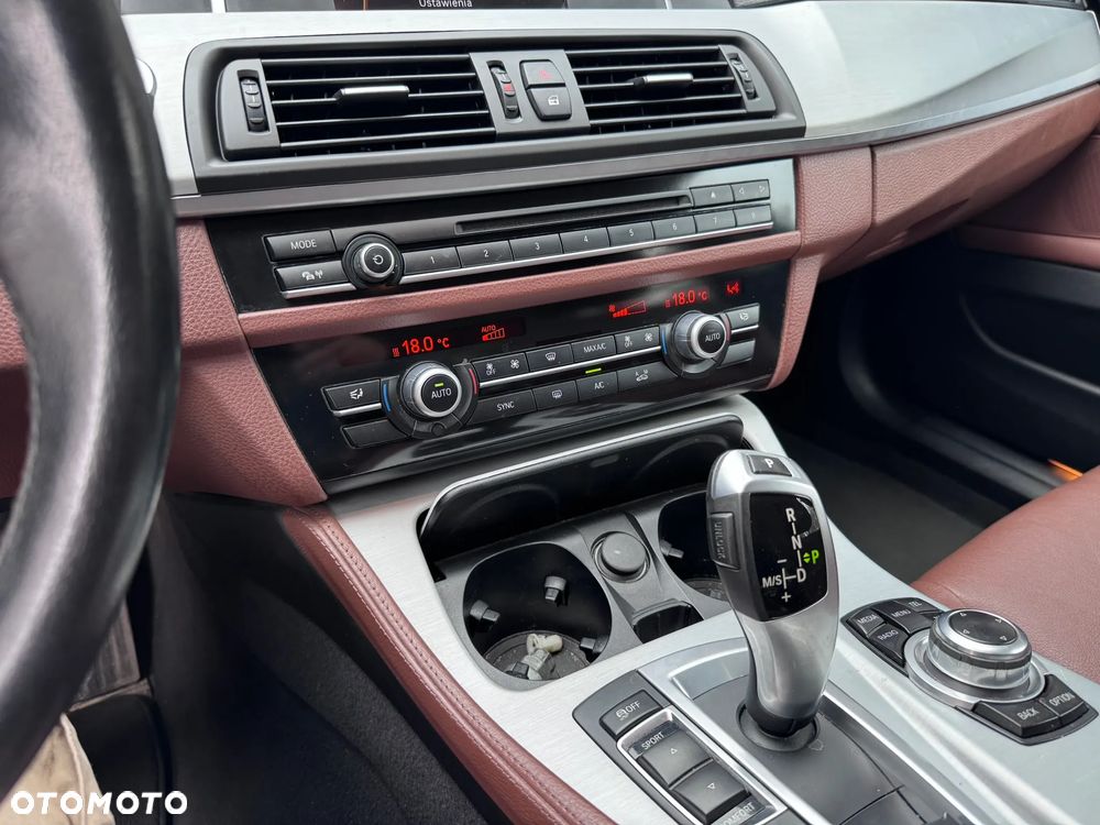 BMW Seria 5 525d xDrive - 22