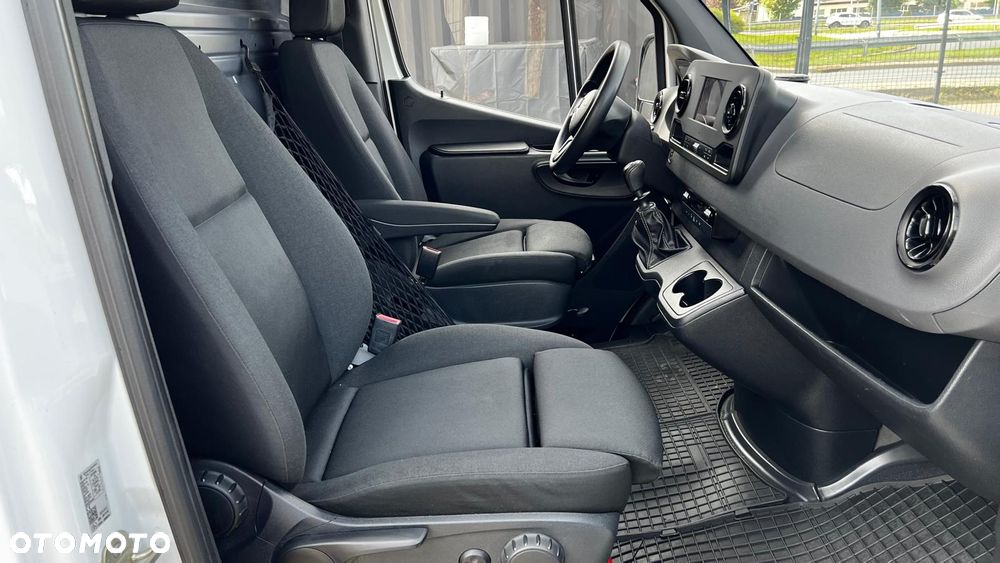 Mercedes-Benz Sprinter 319 - 13