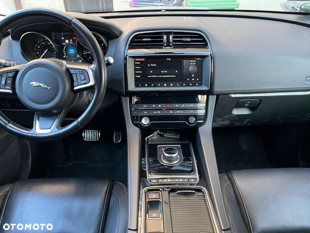 Jaguar F-Pace - 8