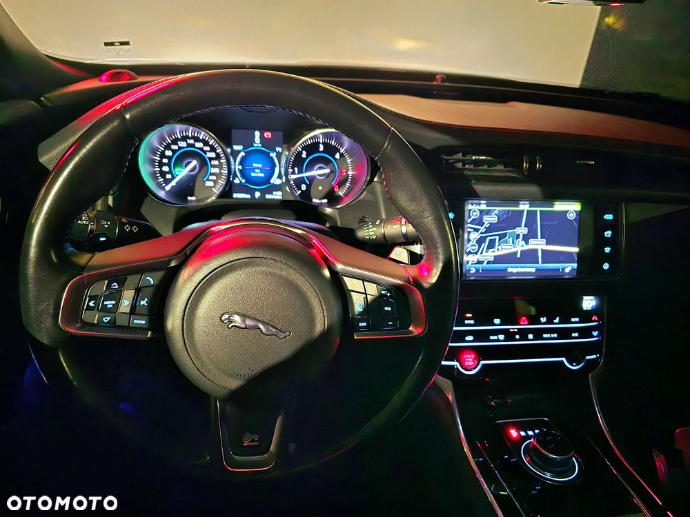 Jaguar XF 2.0 i4D R-Sport - 8