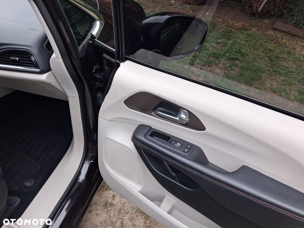 Chrysler Pacifica - 16