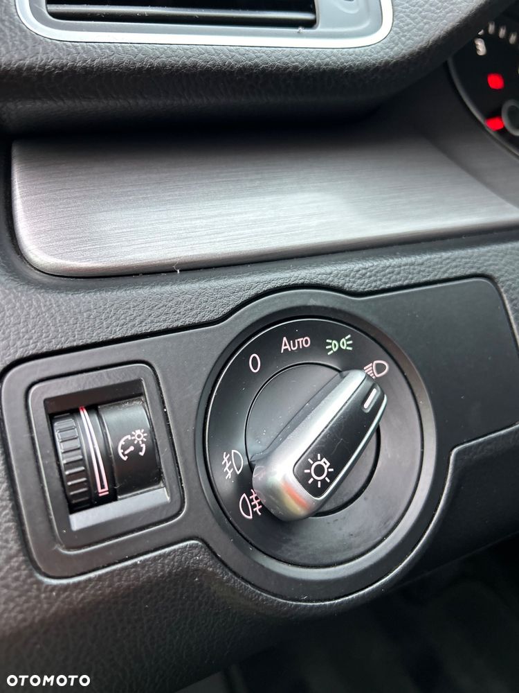 Volkswagen Passat 1.6 TDI DPF BlueMot Highline - 28