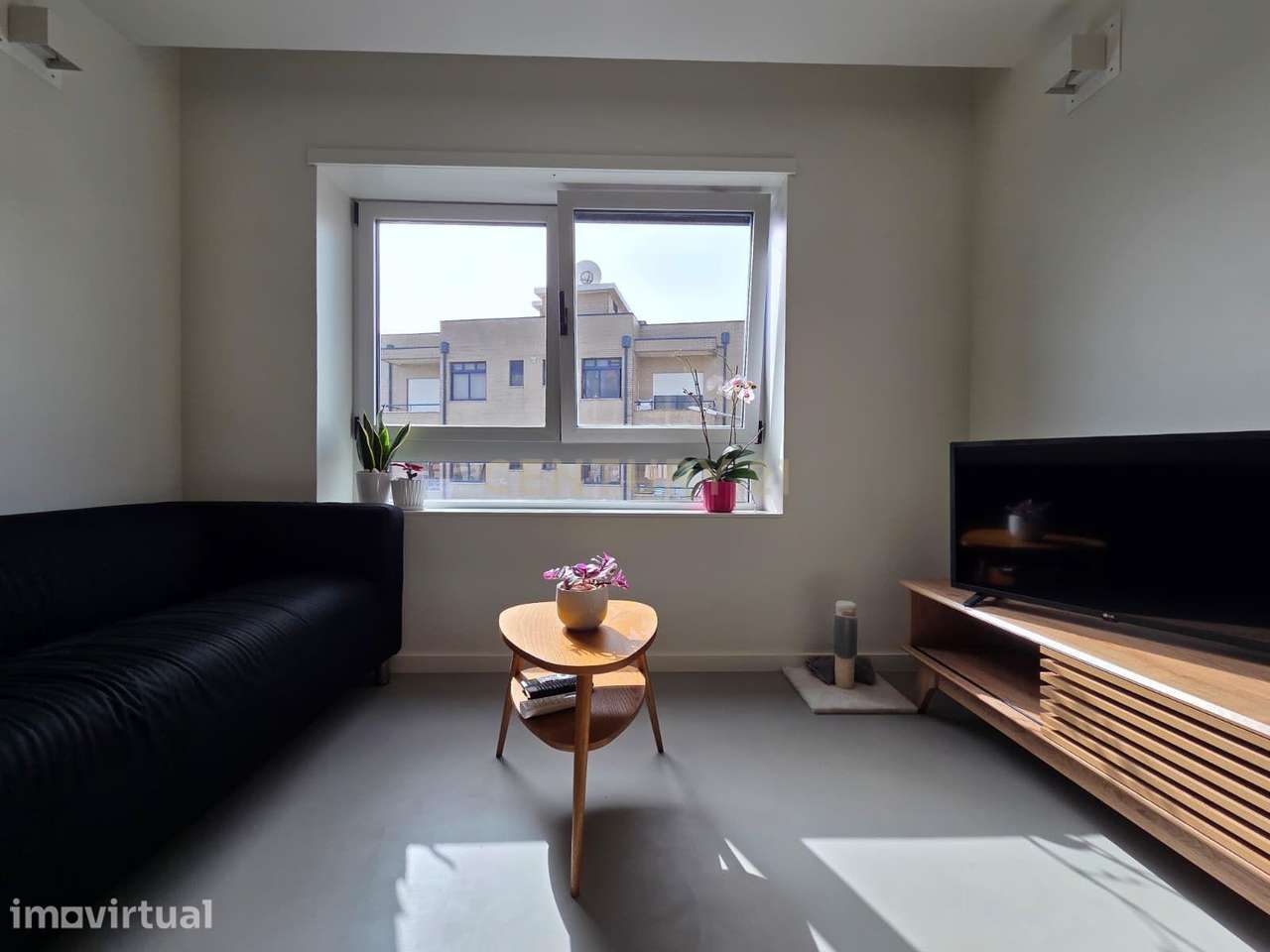 Apartamento T1 | Lugar de Garagem | Varanda | Arrumos | Elevador | Com - Grande imagem: 2/24