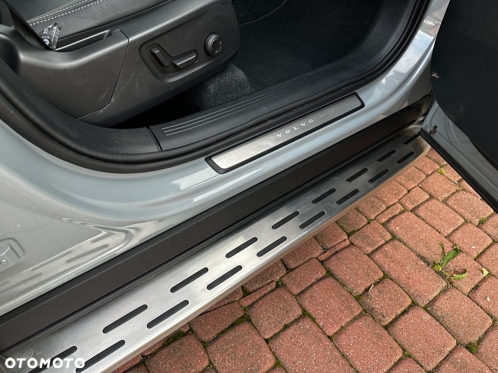 Volvo XC 40 T2 Plus Dark - 32