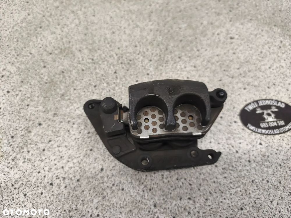 Zaciska hamulcowy przód, przedni prawy Triumph Trident 660 2022 - 6