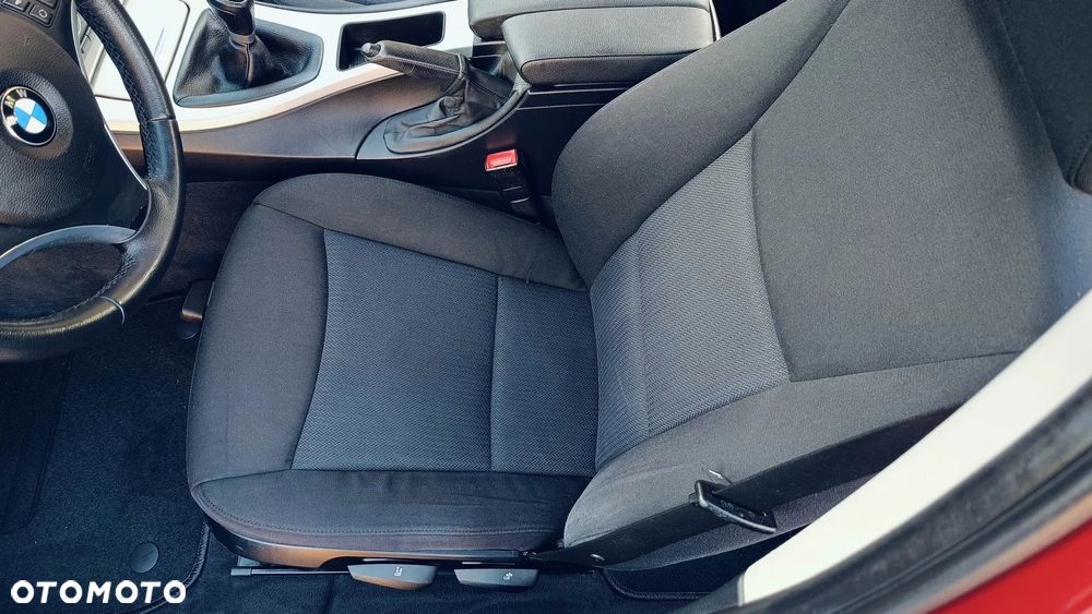 BMW Seria 3 318i Touring - 15
