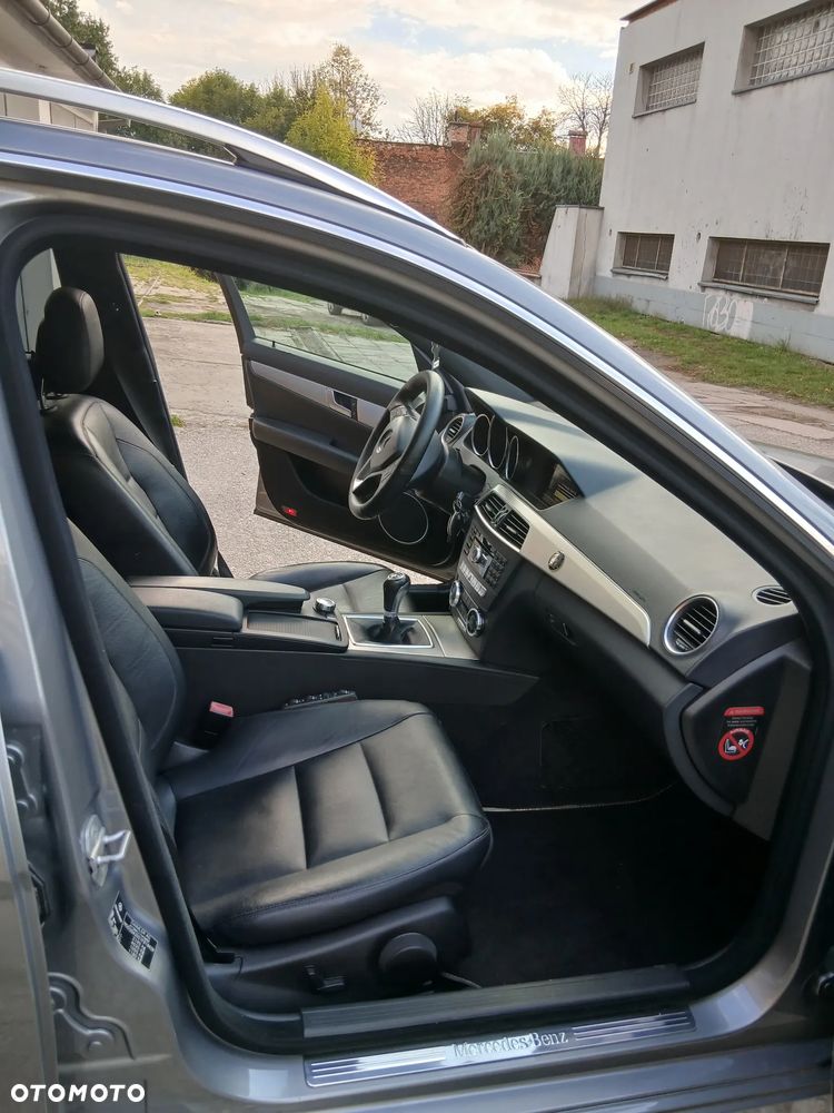 Mercedes-Benz C-Class 2011 photo 4