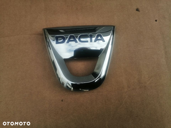 EMBLEMAT KLAPY TYŁ DACIA DUSTER SANDERO 908894079R