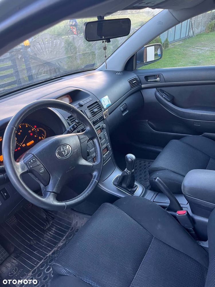 Toyota Avensis - 8