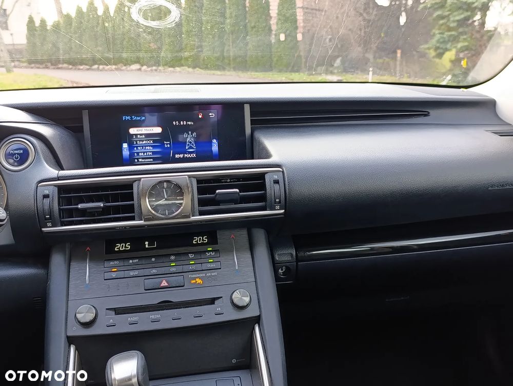 Lexus IS 300h Business Edition - 14