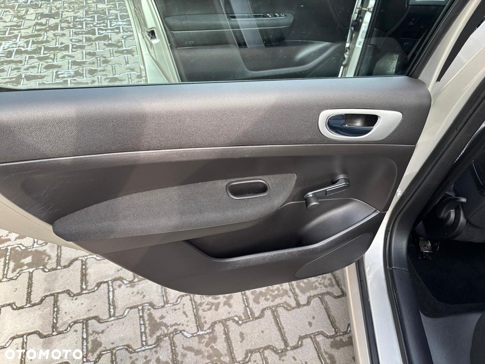 Peugeot 307 1.4 XR - 16