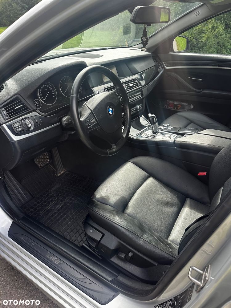 BMW Seria 5 525d xDrive - 11