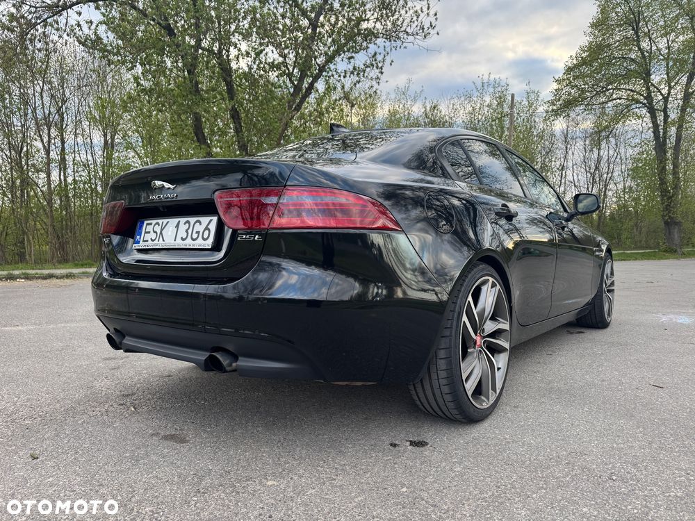 Jaguar XE 2.0 T Portfolio - 6