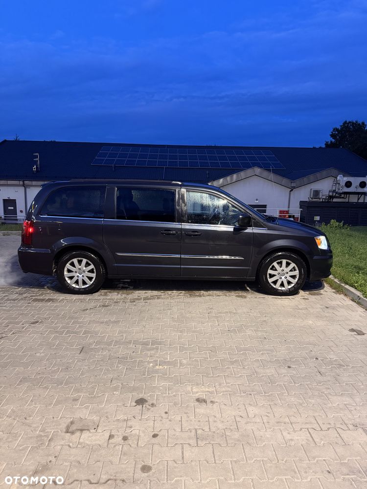 Chrysler Town & Country - 3
