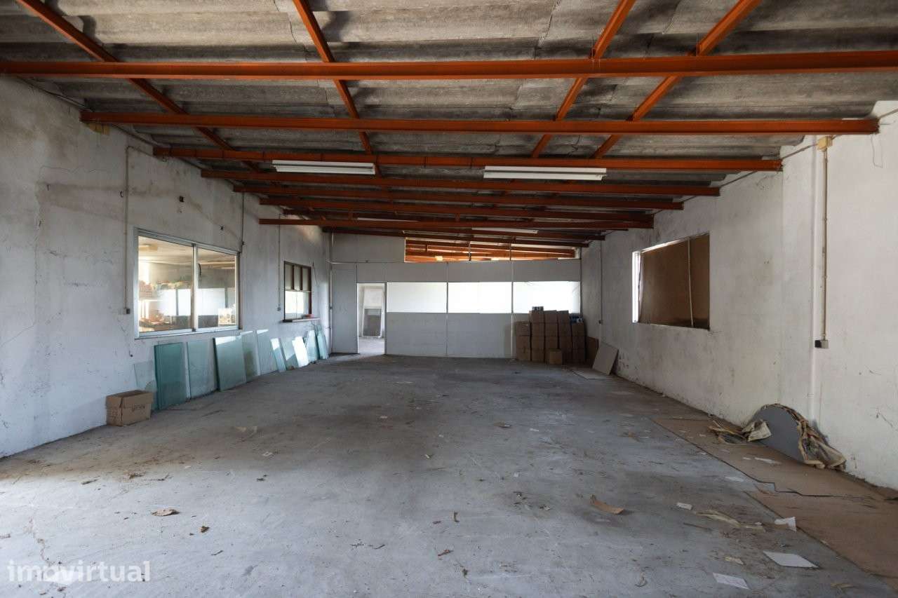 Armazéns com uma área de 5.270m2, em terreno com 14.000m2. - Grande imagem: 4/35