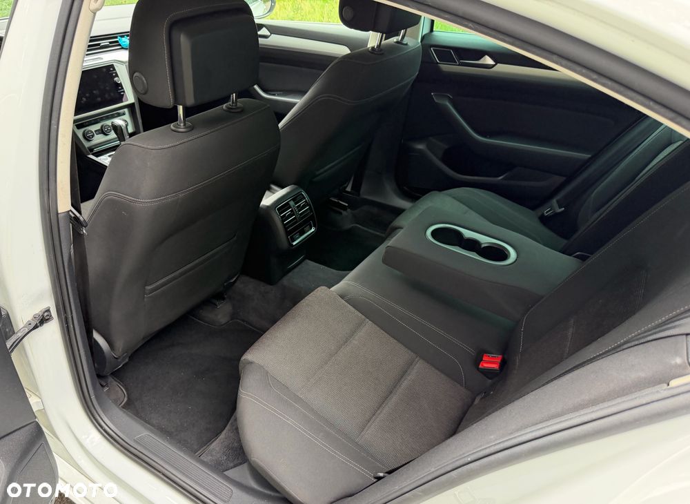 Volkswagen Passat - 10