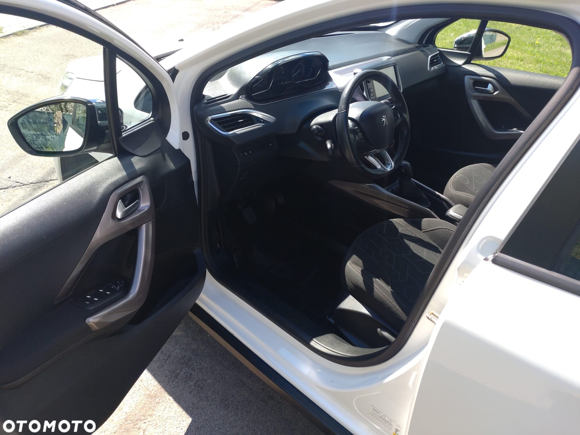 Peugeot 2008 1.2 Pure Tech Allure S&S - 11