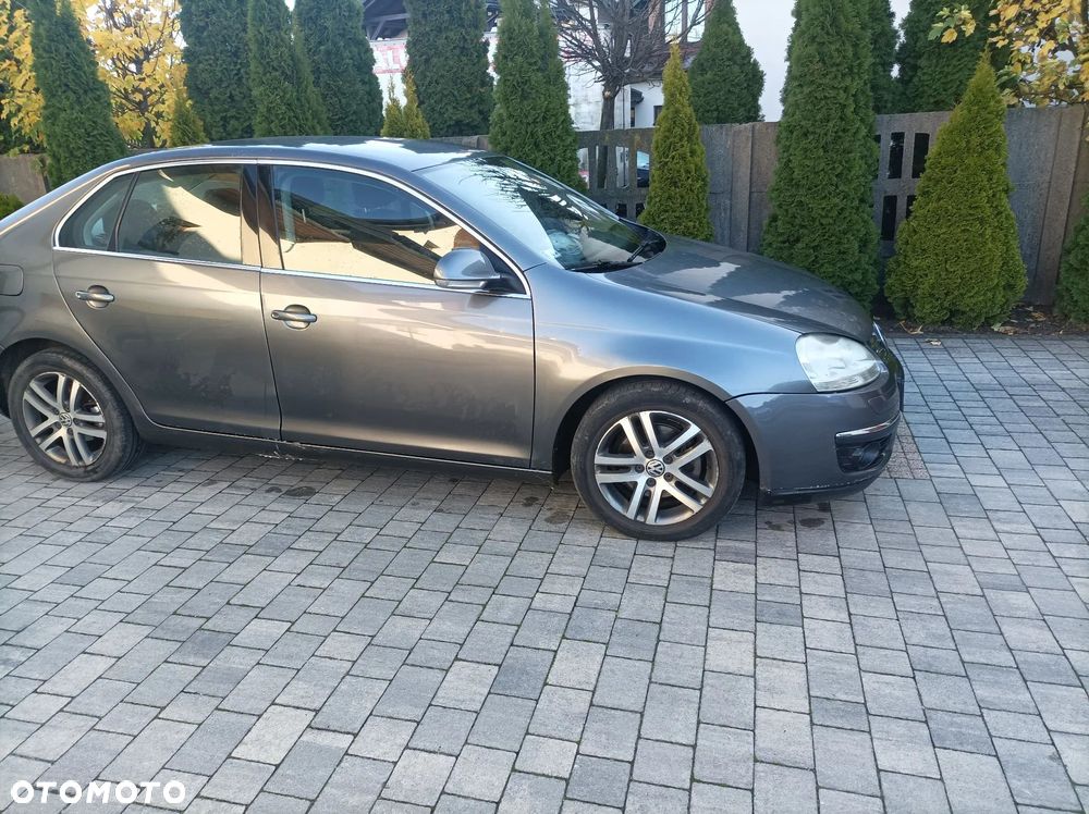 Volkswagen Jetta 2.0 TDI Sportline - 2