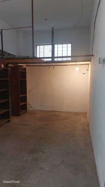 Garagem/Armazém 35m2 Vilar de Andorinho | Metro à Porta | 3 Carros - Grande imagem: 4/4
