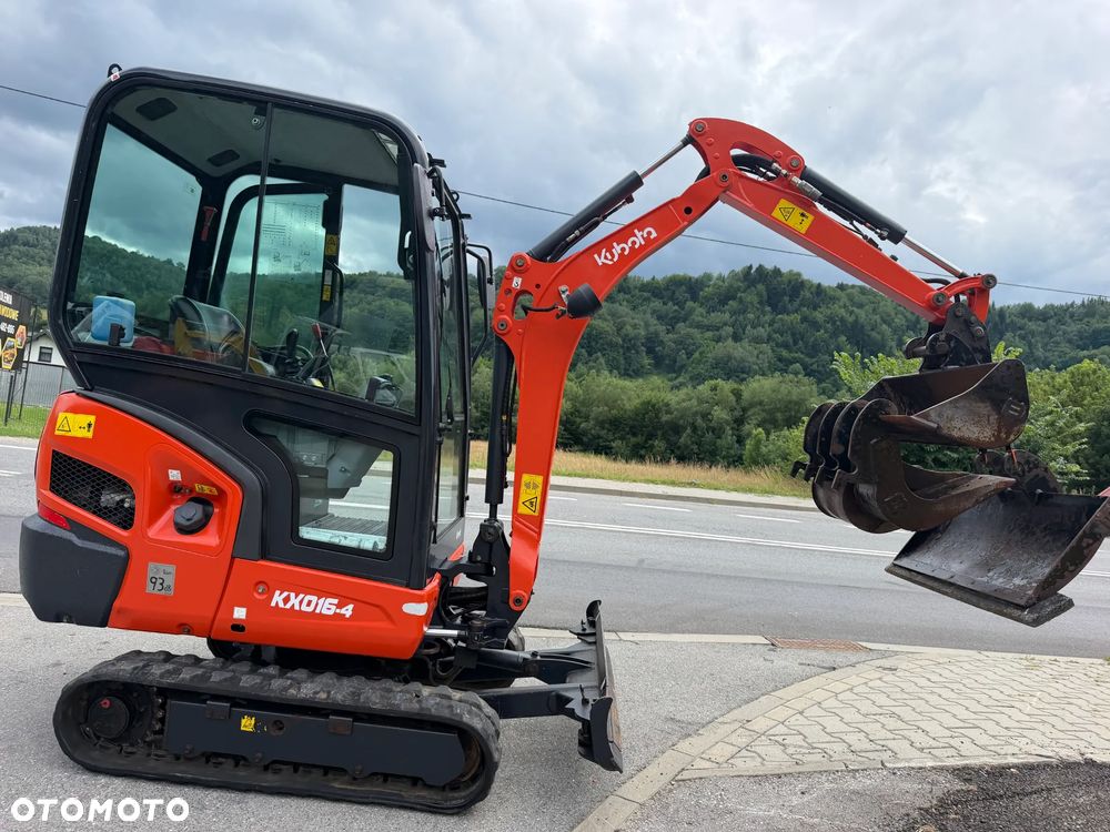 Kubota KX016-4 Koparka Gąsienicowa 2 tony. DEKRA aktualna do 2026r. 3 łyżki.+ pług fabryczny do równania kruszywa lub odśnieżania. Szybkozłącze Hydrauliczne. zmiana łyżek bez wychodzenia z kabiny! Rozsuwane Hydr. podwozie! Sprowadzona z Gospodarstwa Norweskiego! Zero luzów i wycieków. Maszyna jak Nowa z Salonu! 2020 rok. 1000 mtg! Pełna Dokumentacja. Gąsienice bez zużycia! Łyżka Skarpowa+ 2 kopiące. szybka wolna jazda. Ani deka luzów i wycieków. OKAZJA  Dodatkowe sekcje Hydr. Po serwisach kolejny za 400 mtg! - 1