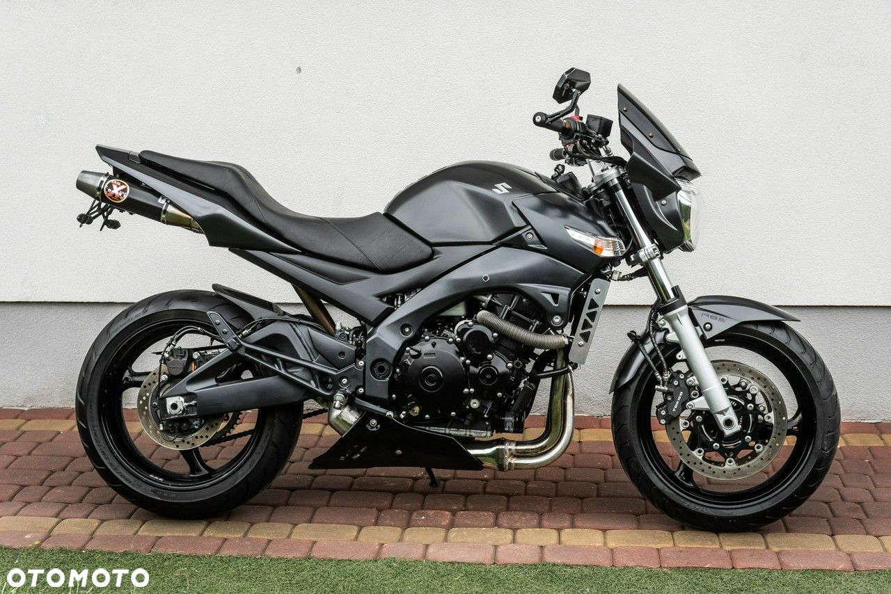 Suzuki GSR - 2