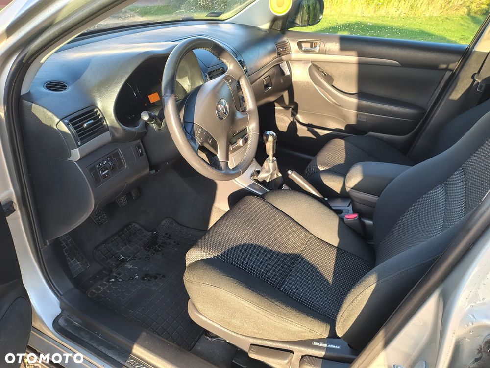 Toyota Avensis - 14