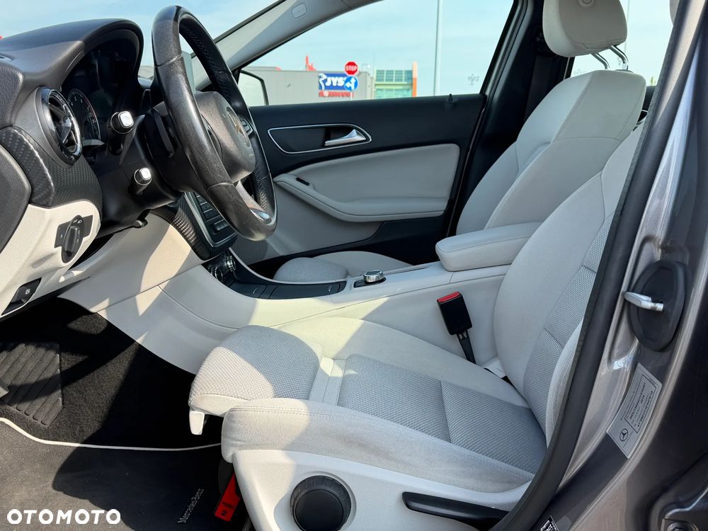 Mercedes-Benz GLA 180 7G-DCT - 23