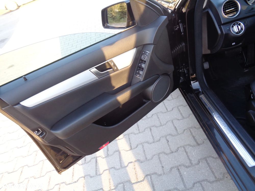 Mercedes-Benz Klasa C 200 (BlueEFFICIENCY) 7G-TRONIC Avantgarde - 37