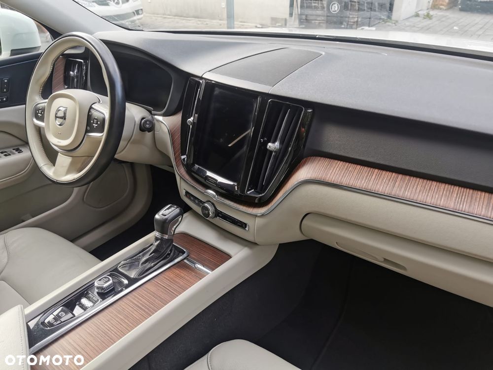 Volvo XC 60 T5 AWD Geartronic Momentum Pro - 28