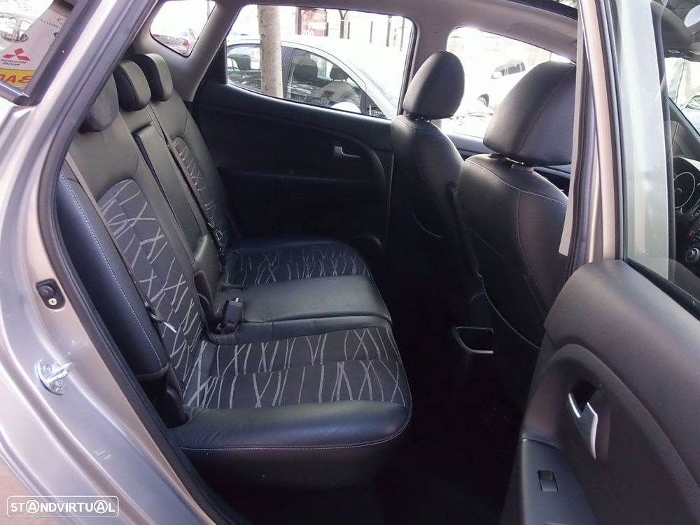 Kia Venga 1.6 CRDi 128 Dream-Team Edition - 10