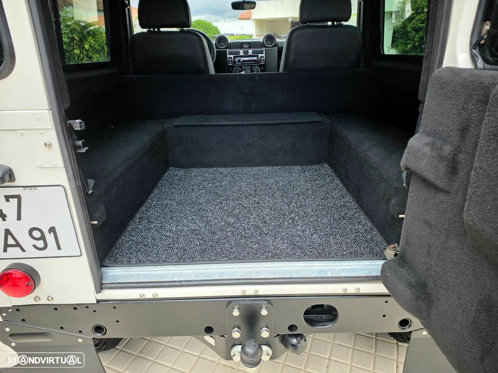 Land Rover Defender - 25
