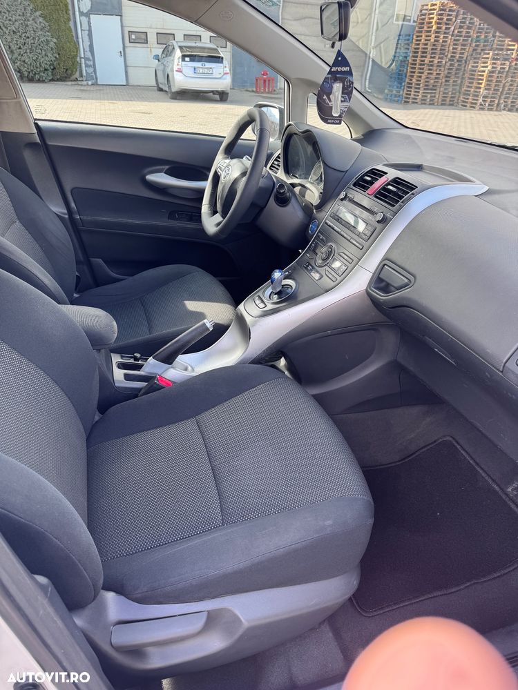 Toyota Auris 1.8 L VVT-i HSD Sol - 9