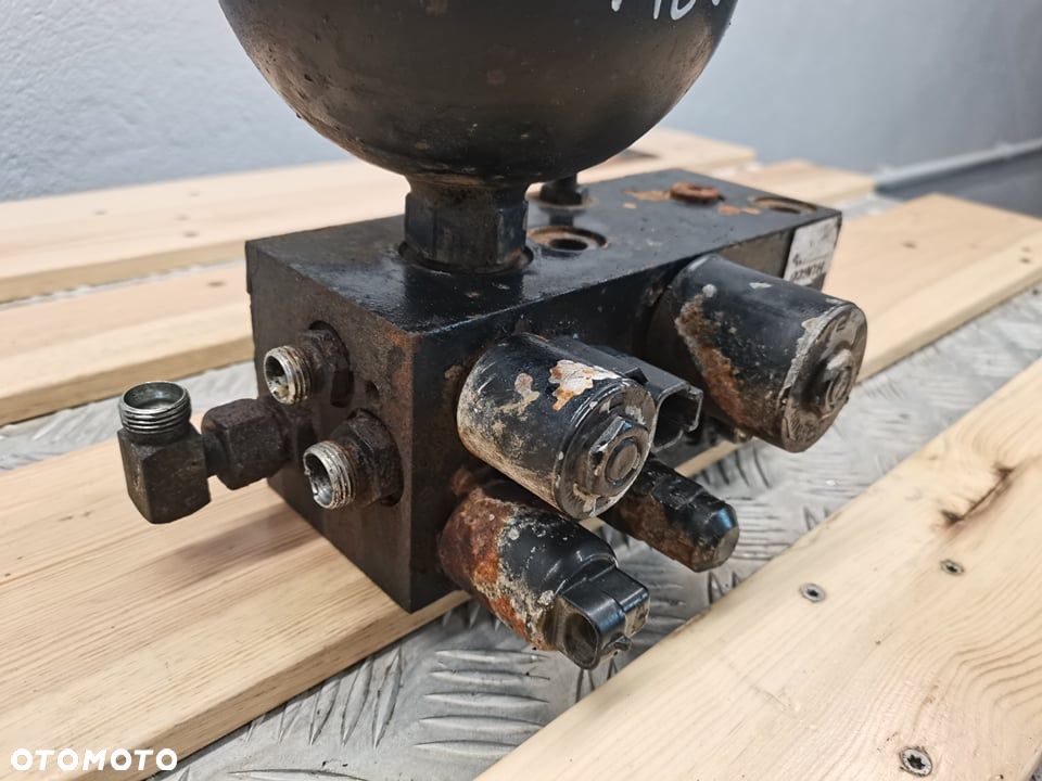 Blok zaworowy sterowania osią Massey Ferguson 7480 - 6