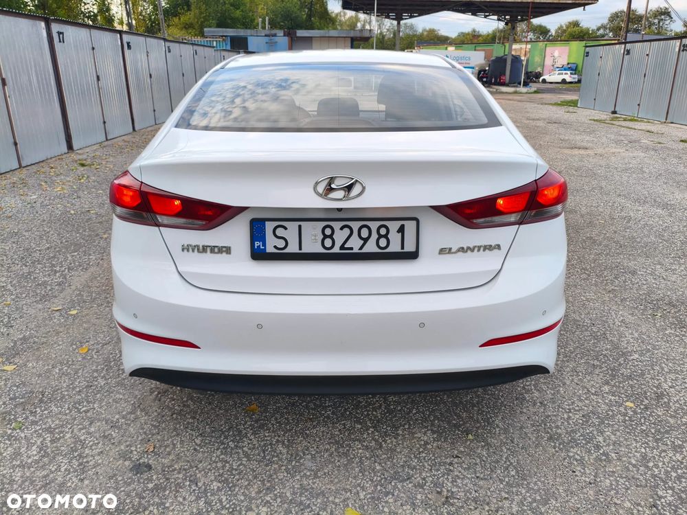 Hyundai Elantra 1.6 Comfort - 13