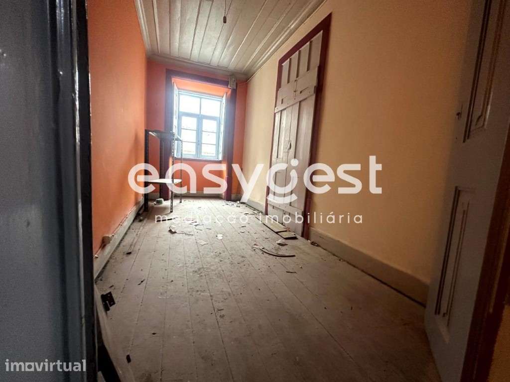 Prédio para remodelar, junto à praça do comércio em Coimbra - Grande imagem: 4/14